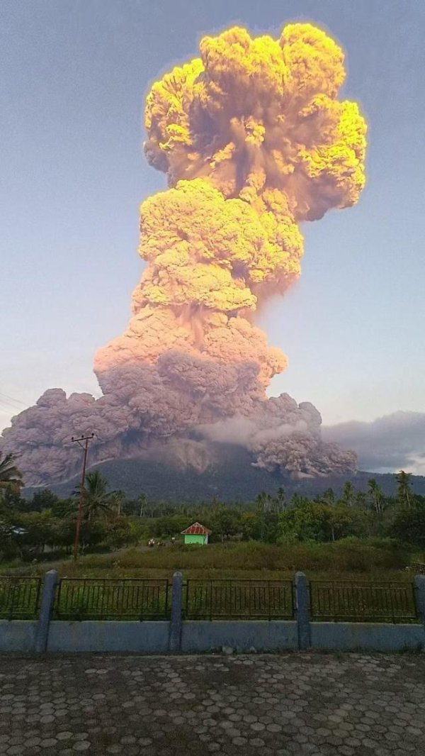 日昇配资 印尼勒沃托比火山喷发 火山灰柱高达10000米