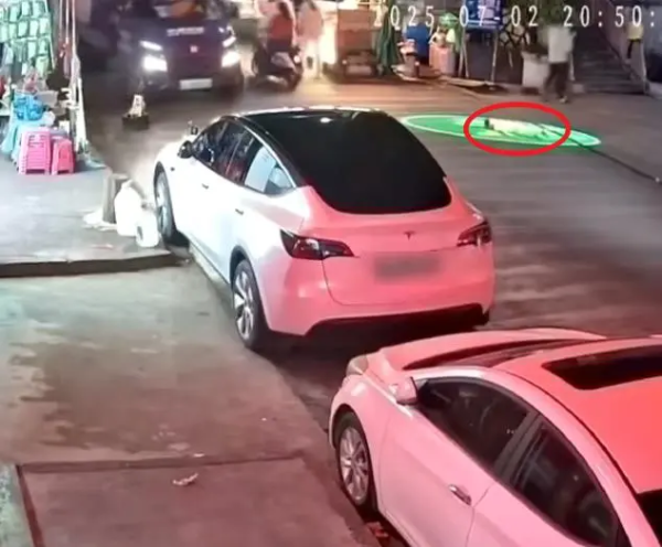 博远策略 “谁家小孩？！”幼童躺地遭货车碾压身亡，司机绝望呼喊，谁之过？