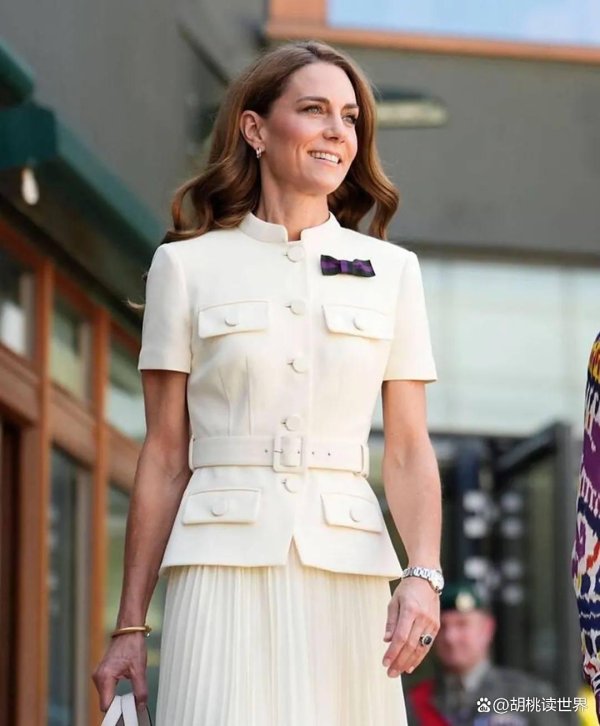 柳荷投资 硬撑！凯特王妃亮相温网决赛，手臂瘦成皮包骨，卡米拉吃相真难看