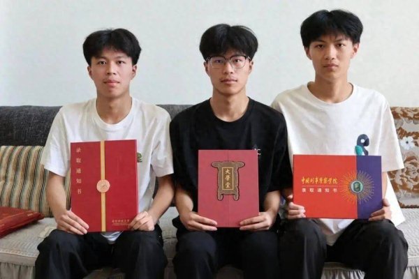 好牛 云南三胞胎兄弟收到北京大学等名校录取通知书，老师携花送祝福